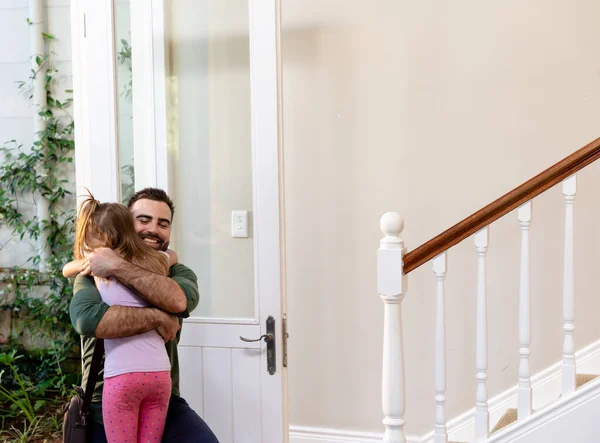 Vista Frontal Cerca Hombre Caucásico Que Llega Casa Arrodilla Pasillo — Foto de Stock