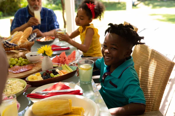 Seitenansicht Eines Lächelnden Jungen Afroamerikaners Und Seiner Schwester Die Mit — Stockfoto