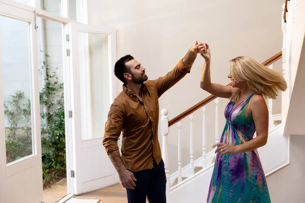 Vista Lateral Una Pareja Caucásica Divirtiéndose Bailando Sonriendo Pasillo Casa — Foto de Stock