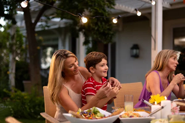 Vue Latérale Une Famille Caucasienne Plusieurs Générations Extérieur Une Table — Photo