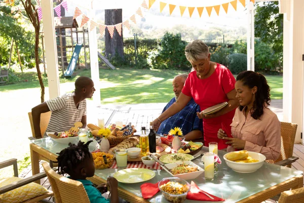 Zijaanzicht Van Een Multi Etnische Multi Generatie Familie Die Eten — Stockfoto