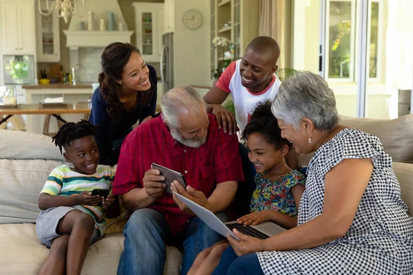 Zijaanzicht Van Een Multi Generatie Gemengde Ras Familie Thuis Woonkamer — Stockfoto