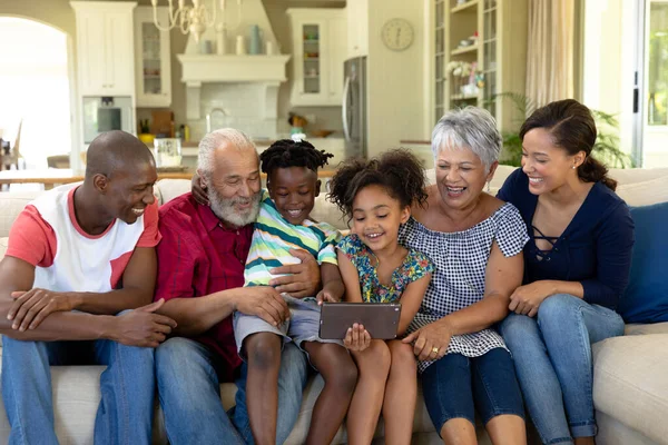 Vooraanzicht Van Een Multi Generatie Gemengde Ras Familie Thuis Woonkamer — Stockfoto