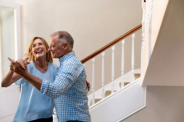 Sidovy Ett Kaukasiskt Par Som Har Roligt Dansar Och Ler — Stockfoto