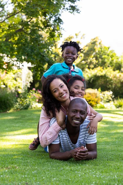 Frontansicht Eines Gemischten Rassenpaares Mit Ihrem Kleinen Sohn Und Ihrer — Stockfoto