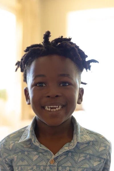 Retrato Close Menino Afro Americano Com Cabelo Curto Dreadlocks Vestindo — Fotografia de Stock