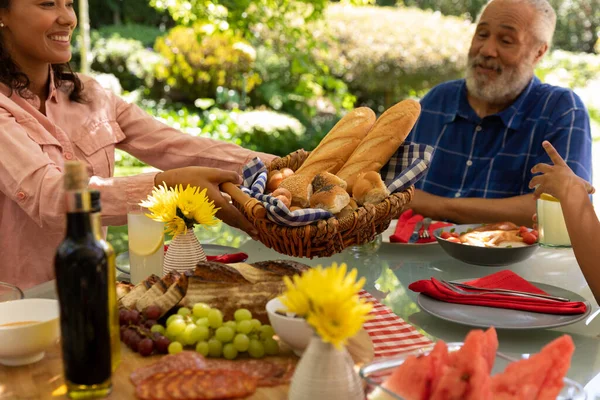 Zijaanzicht Van Een Gemengde Rassenvrouw Die Aan Een Eettafel Zit — Stockfoto