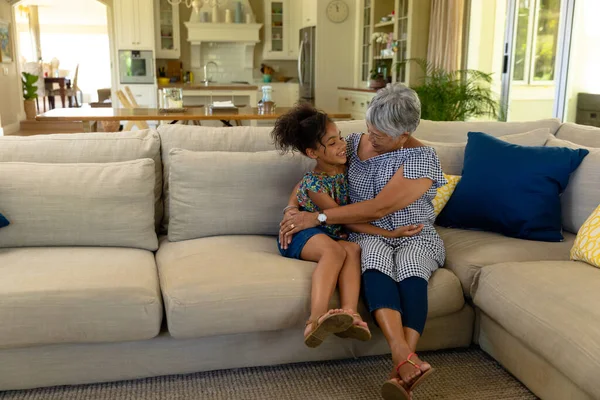 Vooraanzicht Van Een Oudere Gemengde Ras Vrouw Thuis Woonkamer Zittend — Stockfoto