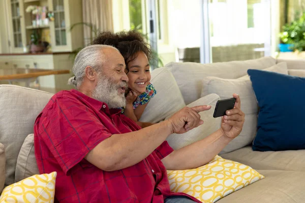 Sidovy Närbild Senior Blandras Man Hemma Vardagsrummet Sitter Soffan Med — Stockfoto