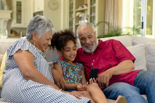 Vooraanzicht Close Van Een Senior Gemengd Ras Paar Thuis Woonkamer — Stockfoto