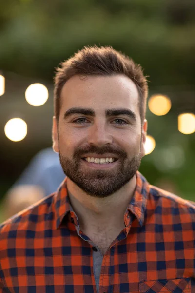 Retrato Cerca Hombre Caucásico Con Pelo Corto Oscuro Una Barba —  Fotos de Stock