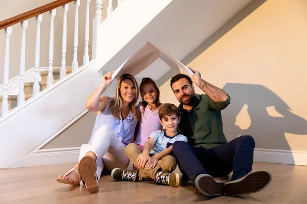 Vista Frontal Una Pareja Caucásica Hijo Pequeño Hija Sentados Pasillo — Foto de Stock