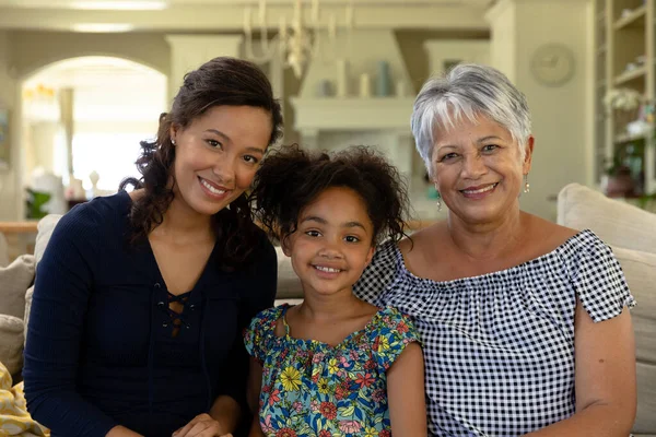 Portret Close Van Een Gemengde Ras Vrouw Thuis Woonkamer Zittend — Stockfoto