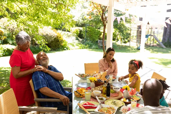 Vista Lateral Uma Família Multi Étnica Multi Geração Sentados Uma — Fotografia de Stock