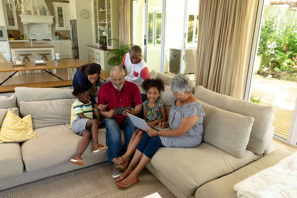 Hoge Hoek Uitzicht Van Een Multi Generatie Gemengde Ras Familie — Stockfoto