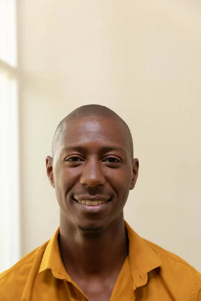 Retrato Cerca Hombre Calvo Afroamericano Con Una Camisa Amarilla Pie —  Fotos de Stock