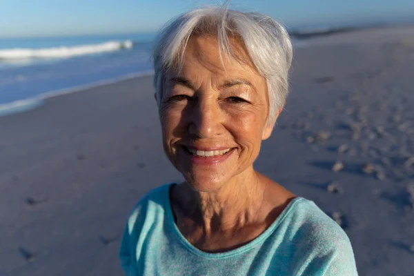 Πορτρέτο Μιας Ηλικιωμένης Καυκάσιας Που Απολαμβάνει Χρόνο Στην Παραλία Κοιτάζοντας — Φωτογραφία Αρχείου