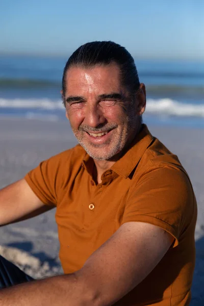 Senior Caucasian Man Enjoying Time Beach Sitting Looking Camera Smiling — Stock Photo, Image