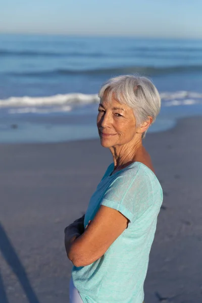 Porträt Einer Älteren Kaukasischen Frau Die Die Zeit Strand Genießt — Stockfoto