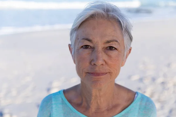 Retrato Una Mujer Mayor Caucásica Disfrutando Del Tiempo Playa Mirando — Foto de Stock