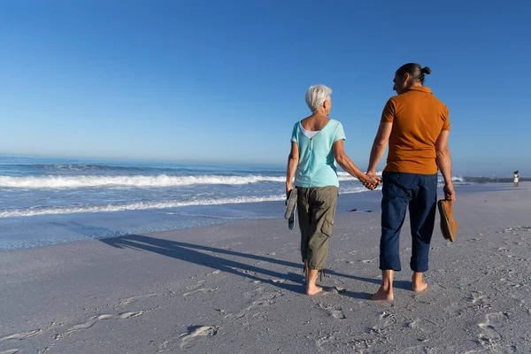 Casal Caucasiano Sênior Desfrutando Tempo Praia Andando Mãos Dadas Segurando — Fotografia de Stock