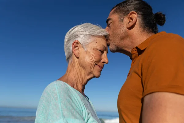 Starší Bělošský Pár Užívá Čas Pláži Muž Líbá Ženu Čelo — Stock fotografie