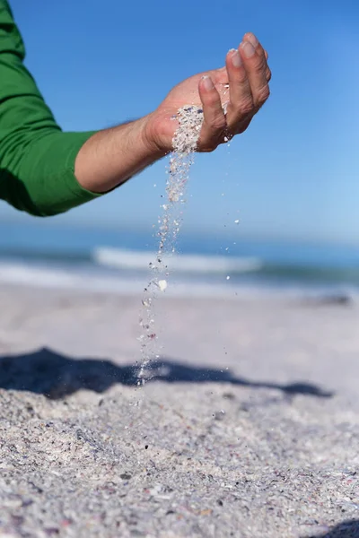 Część Środkowa Dłoni Mężczyzny Bawiącego Się Plaży Bawiącego Się Piaskiem — Zdjęcie stockowe