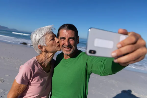 Kaukasiska Par Njuter Tid Stranden Omfamnar Och Tar Selfie Kvinna — Stockfoto