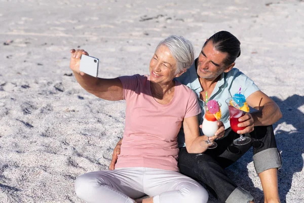 Coppia Caucasica Anziana Che Gode Tempo Spiaggia Abbraccia Beve Selfie — Foto Stock