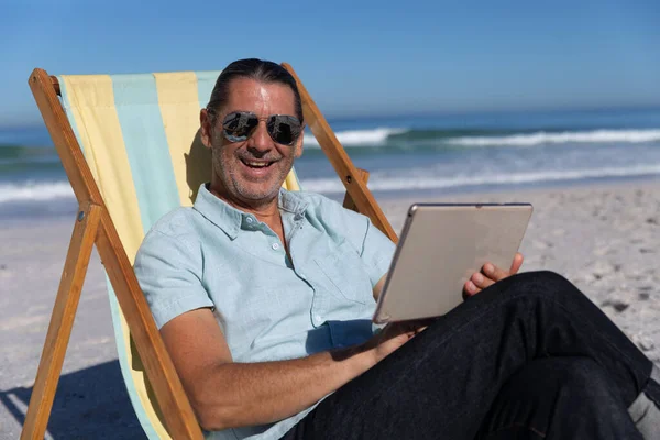 Homem Caucasiano Sênior Aproveitando Tempo Praia Sentado Uma Cadeira Praia — Fotografia de Stock