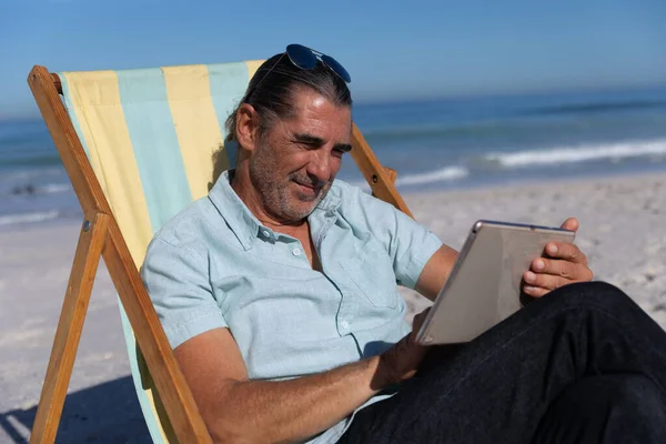 Uomo Anziano Caucasico Godendo Del Tempo Spiaggia Seduto Una Sedia — Foto Stock