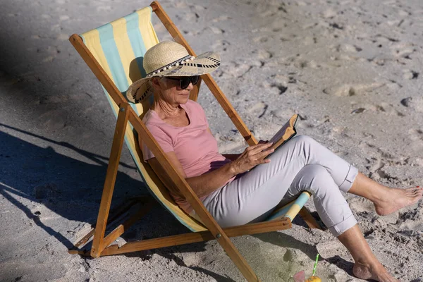 Senior Caucasian Woman Enjoying Time Beach Sitting Deck Chair Reading — Stock Photo, Image