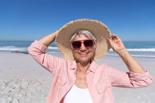 Mujer Mayor Caucásica Disfrutando Del Tiempo Playa Con Sombrero Gafas — Foto de Stock