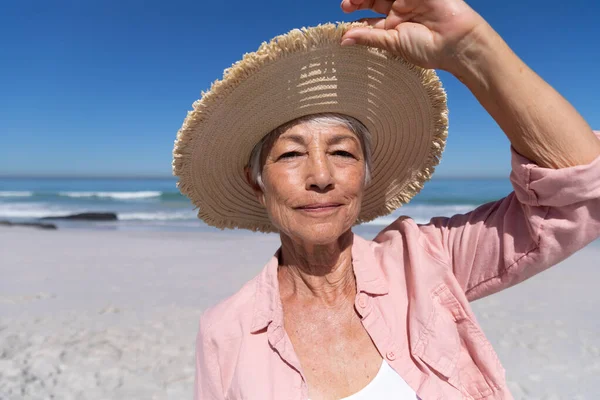 Mulher Caucasiana Sênior Aproveitando Tempo Praia Usando Chapéu Olhando Para — Fotografia de Stock