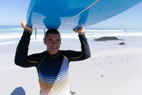 Homem Caucasiano Sênior Desfrutando Tempo Praia Segurando Uma Prancha Surf — Fotografia de Stock