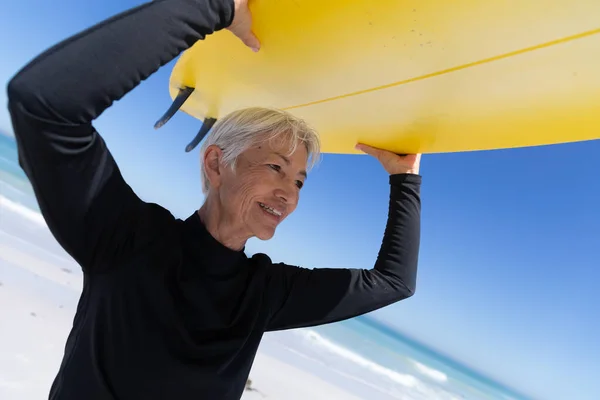 Starší Běloška Užívá Čas Pláži Stojí Drží Surfovací Prkno Nad — Stock fotografie