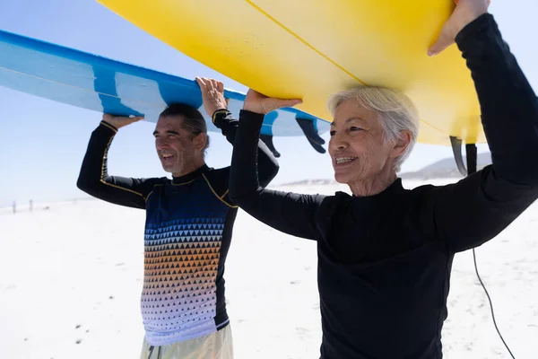 Pareja Mayores Caucásicos Disfrutando Del Tiempo Playa Caminando Hacia Mar — Foto de Stock