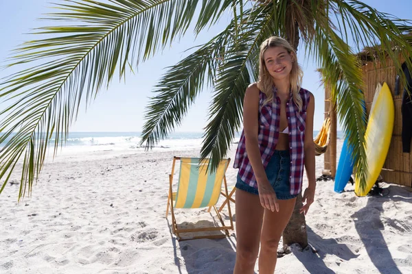 Vit Kvinna Njuter Tid Stranden Står Vid Palm Tittar Kameran — Stockfoto