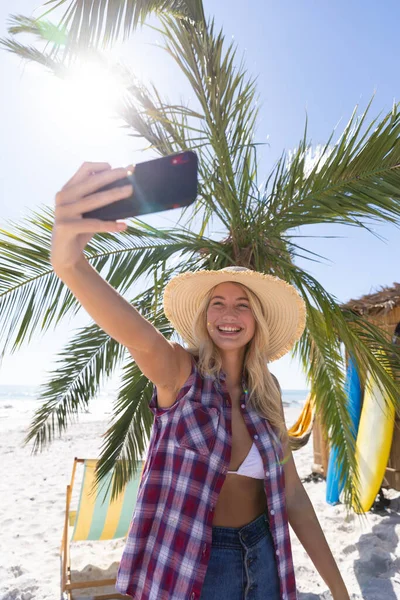 Caucasian Woman Enjoying Time Beach Standing Palm Tree Taking Selfie — Stock Photo, Image