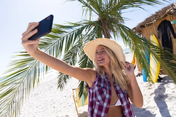 Caucasian Woman Enjoying Time Beach Standing Palm Tree Taking Selfie — Stock Photo, Image