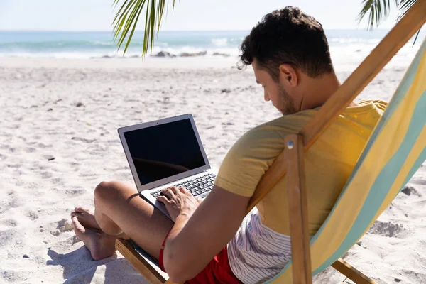 Kaukaski Mężczyzna Bawiący Się Plaży Siedzący Leżaku Korzystający Laptopa — Zdjęcie stockowe