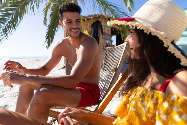 Kaukasiska Par Njuter Tid Stranden Sitter Solstolar Tittar Varandra — Stockfoto