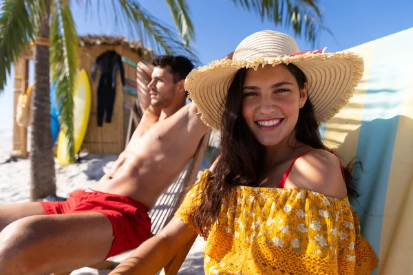 Caucásico Pareja Disfrutando Tiempo Playa Sentado Tumbonas Hombre Está Tomando —  Fotos de Stock