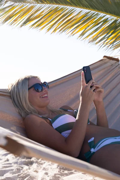 Běloška Užívá Čas Pláži Leží Houpací Síti Používá Smartphone — Stock fotografie