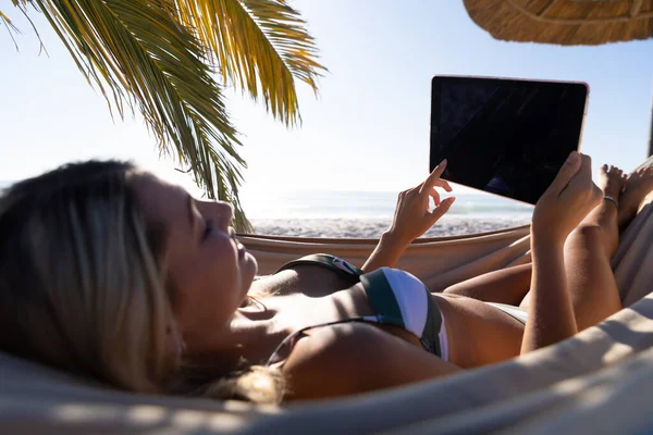 Vit Kvinna Njuter Tid Stranden Ligger Hängmatta Och Använder Digital — Stockfoto