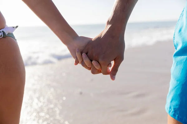 Visão Seção Intermediária Casal Desfrutando Tempo Praia Andando Mãos Dadas — Fotografia de Stock