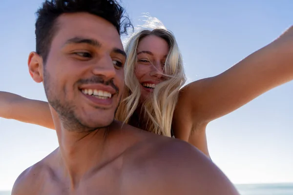 Kaukasisches Paar Genießt Zeit Strand Ein Mann Hält Eine Frau — Stockfoto