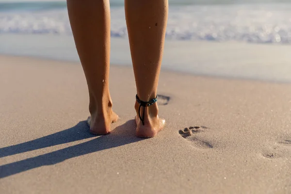 Vista Sección Baja Mujer Disfrutando Del Tiempo Playa Caminando Hacia —  Fotos de Stock