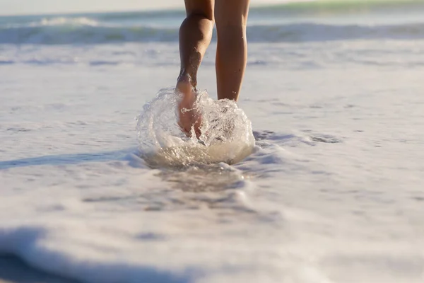 Niski Widok Sekcji Kobiety Cieszącej Się Czasem Plaży Idącej Kierunku — Zdjęcie stockowe