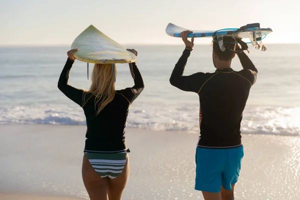 Coppia Caucasica Godendo Del Tempo Spiaggia Tenendo Tavole Surf Sopra — Foto Stock